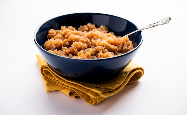 Kada Prasad ist ein Weizen oder Atta Halwa. Es ist ein nordindisches Dessert auf Mehlbasis, das normalerweise jedem Besucher in Punjabi oder Sikh Gurdwara als Prashad . serviert wird