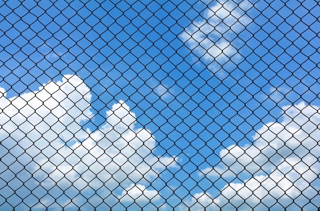 Käfigmetalldraht auf blauem Himmel mit Wolke im Sommer - Hintergrund