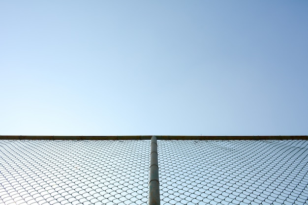 Käfigmetallnetz und der blaue Himmel