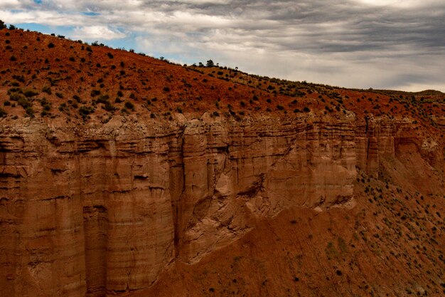 Kämme und Klippen des Badland de los Coloraos des Geoparks Granada.