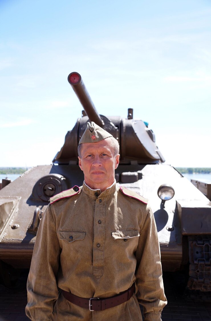 Kämpfer der Roten Armee in Form von Zeiten des Zweiten Weltkriegs am T34-Panzer