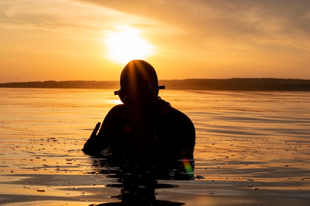 Kämpfer einer Spezialeinheit verlässt das Wasser und bereitet sich auf den Beginn der Operation vor. Gemischte Medien. Das Konzept der Instabilität in der Welt, Feindseligkeiten, Krise. Russland gegen USA