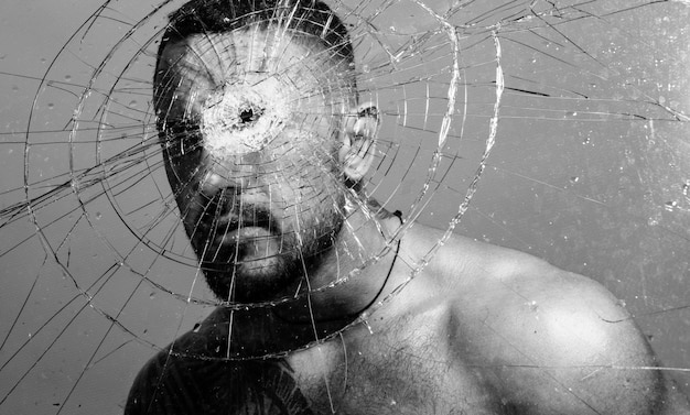 Kämpfer mit muskulösem Körper schlägt sexy Mann mit muskulösen Körper mit nacktem Rumpf selbstbewusst und