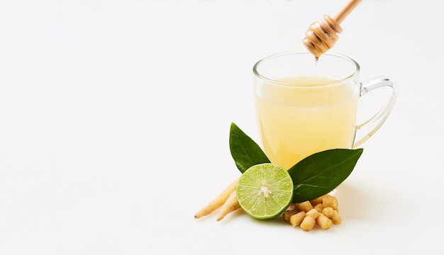 Kaempferia misturada com mel e suco de limão para a saúde, bebida à base de ervas para prevenir COVID - 19