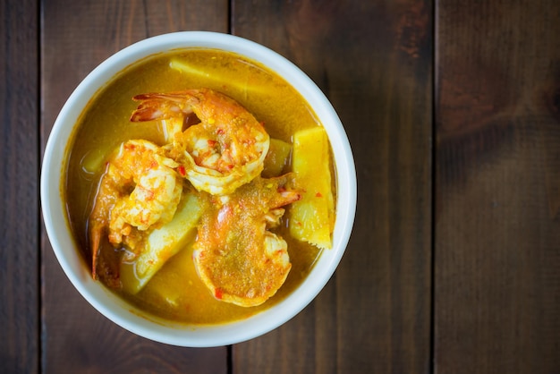 Kaeng Luang Gelbes Curry mit Garnelen und Kokosnusssprossen Südthailändisches traditionelles Essen