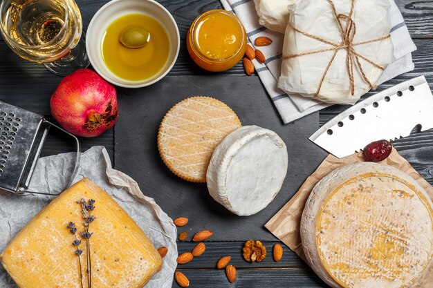 Käse auf dem Tisch mischen