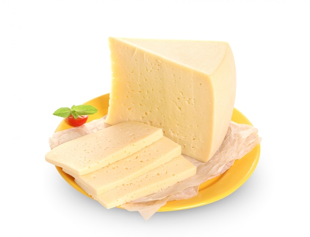 Käse auf gelbem Teller isoliert weiß