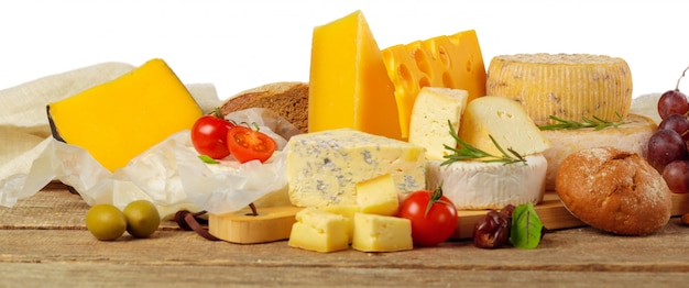 Käse auf Holztisch