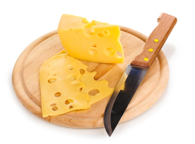 Käse auf Schneidebrett mit Messer lokalisiert auf Weiß