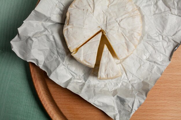 Käse Brie Camembert auf einem hölzernen hellen Hintergrund Draufsicht Camembert-Käse