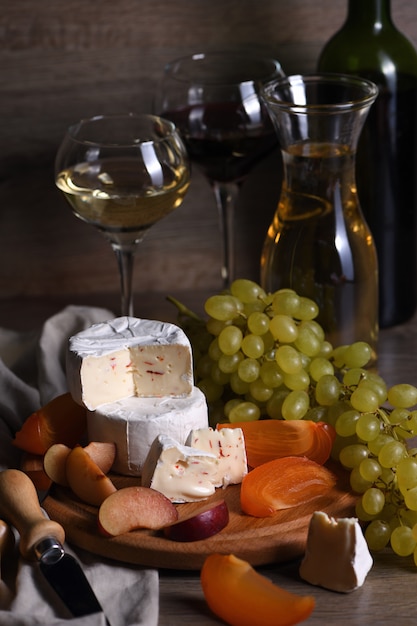 Käse Camembert mit Obst und Wein