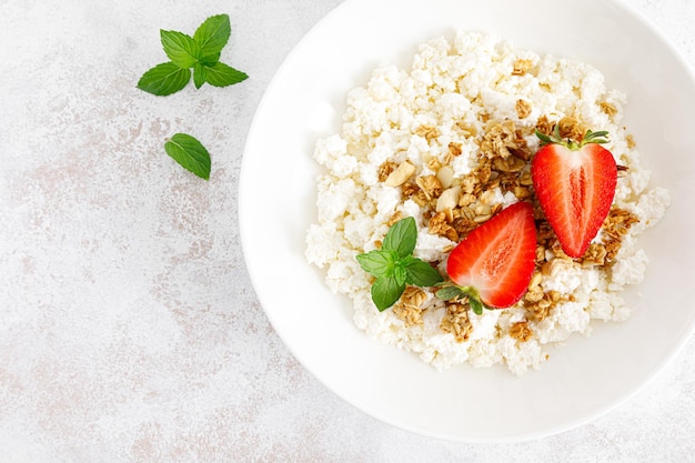 Käse Hüttenquark mit Müsli und frischen Erdbeeren Frühstück Gesunde Ernährung Draufsicht