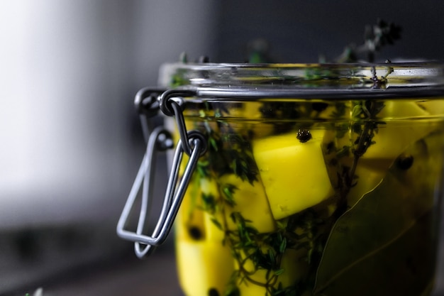 Käse in Olivenöl mit aromatischen Kräutern (Thymian und Rosmarin).