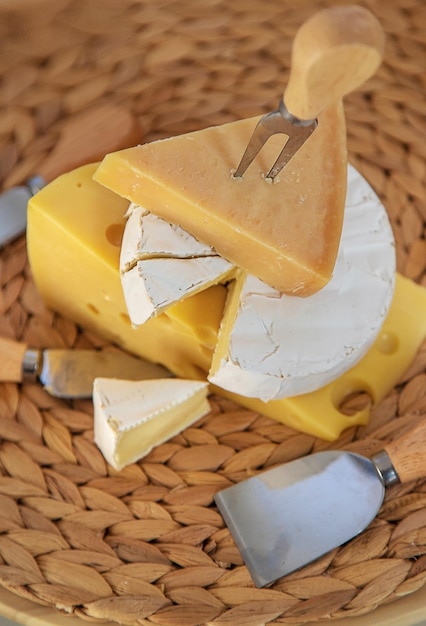 Käse ist auf dem Tisch Selektiver Fokus