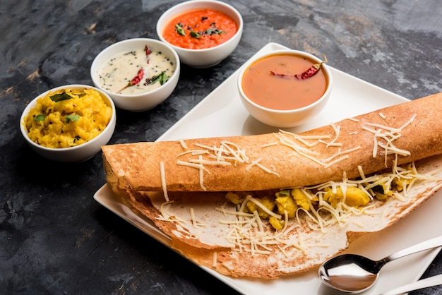 Käse-Masala-Dosa-Rezept mit Sambar und Chutney, selektiver Fokus