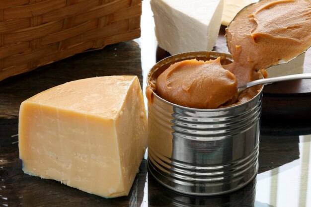 Käse mit brasilianischer "Dulce de Leche"/ Käse/ Käsekombination mit 'Milch-Karamell-Sauce'