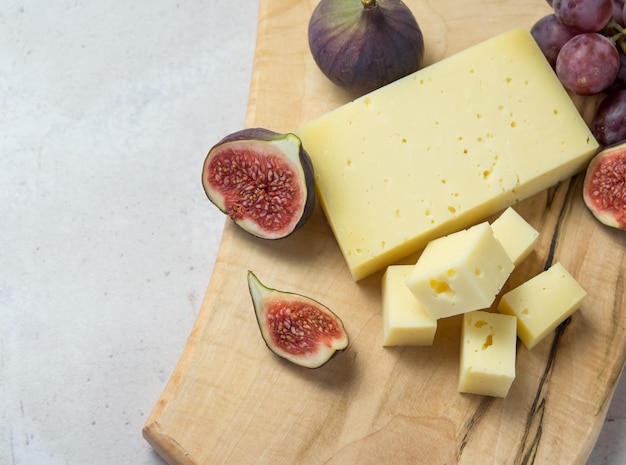 Käse mit Löchern, Trauben, Nüssen, Snacktisch mit Vorspeisen
