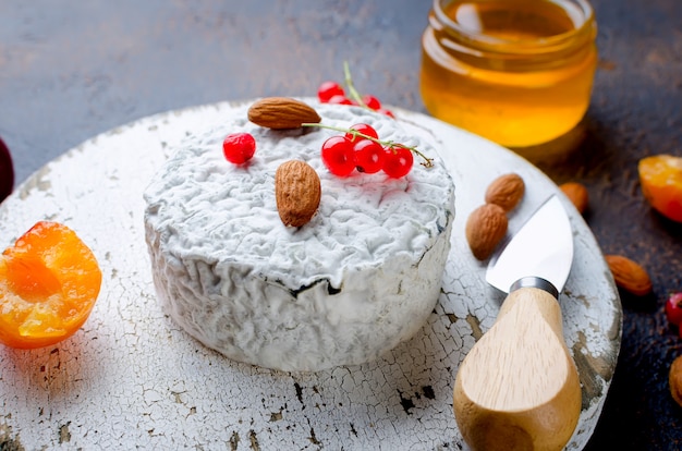 Käse mit Schimmel mit Beeren und Wein