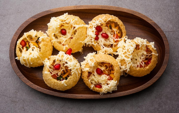 Käse Pani Puri oder Golgappa oder Panipuri oder Wasserbällchen