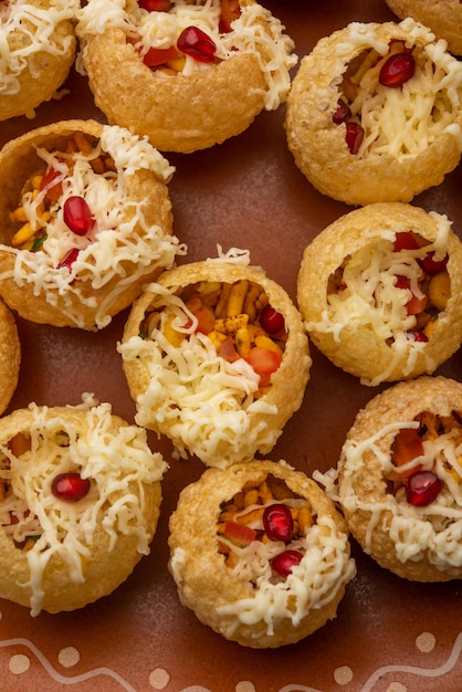 Käse Pani Puri oder Golgappa oder Panipuri oder Wasserbällchen