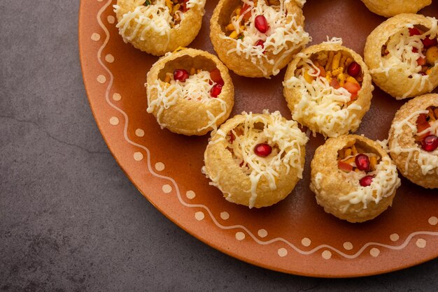 Käse Pani Puri oder Golgappa oder Panipuri oder Wasserbällchen