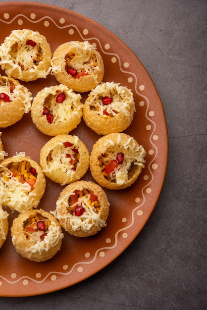 Käse Pani Puri oder Golgappa oder Panipuri oder Wasserbällchen