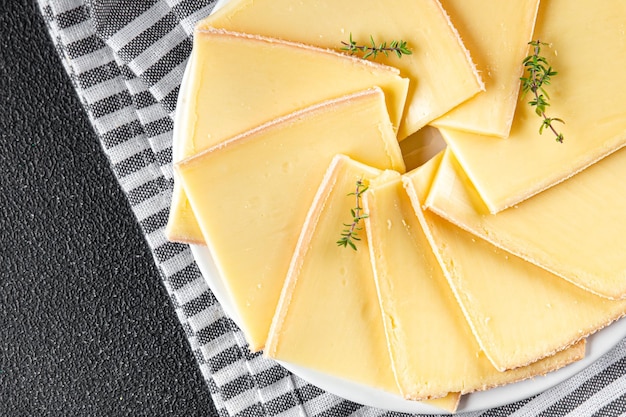 Käse Raclette leckeres Essen Vorspeise Mahlzeit Essen Snack auf dem Tisch Kopieren Raum Essen Hintergrund