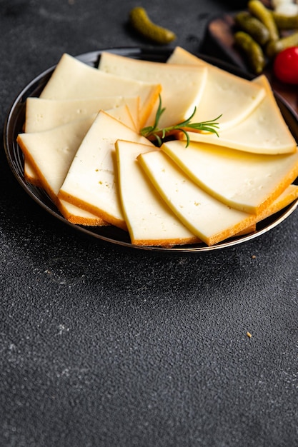 Käse Raclette Mahlzeit Snack Vorspeise frisches Essen auf dem Tisch Kopie Raum Essen Hintergrund rustikal oben