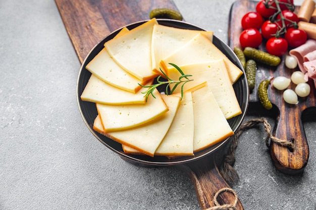 Käse Raclette Mahlzeit Vorspeise Lebensmittel Snack auf dem Tisch Textfreiraum Lebensmittel Hintergrund rustikal