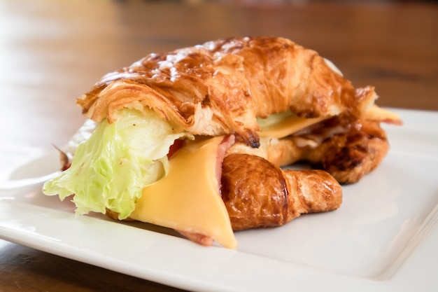 Käse Schinken Croissant serviert auf dem Tisch.