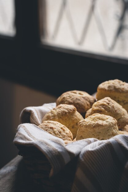 Käse Scones in einem Korb mit Stoffserviette