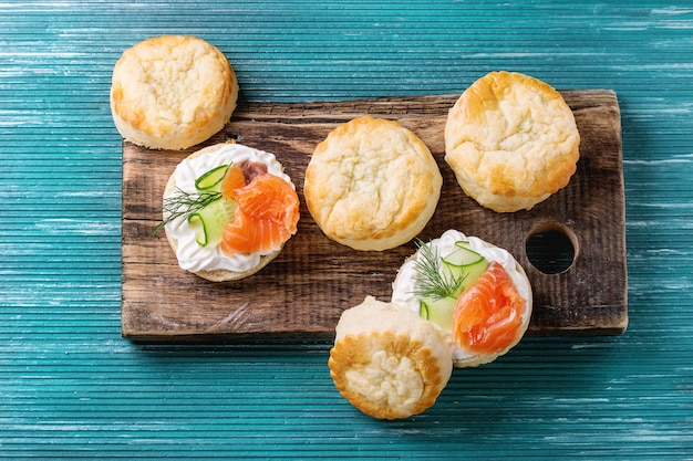 Käse Scones mit Lachs