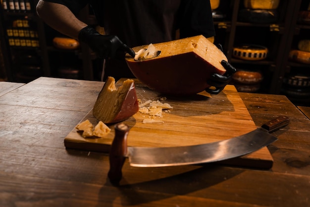 Käse-Sommelier-Scheibe limitierter Gouda-Käse mit Schneidemaschine Schneiden von Käse im Laden Snack leckeres Stück Käse für Vorspeise