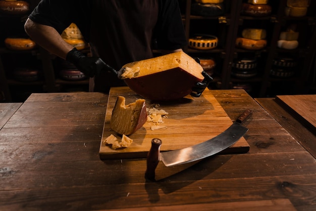 Käse-Sommelier-Scheibe limitierter Gouda-Käse mit Schneidemaschine Schneiden von Käse im Laden Snack leckeres Stück Käse für Vorspeise