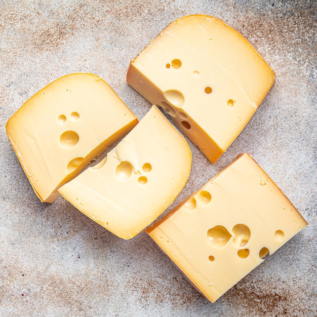 käse stück scheibe frisch maasdam radamer mazdamer diätetische gesunde mahlzeit essen snack auf dem tisch