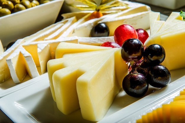 Käse und Oliven auf einem Teller als Snack