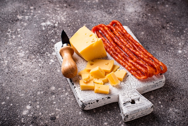 Käse- und Salamiwurst auf hölzernem Brett