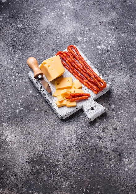 Käse- und Salamiwurst auf hölzernem Brett