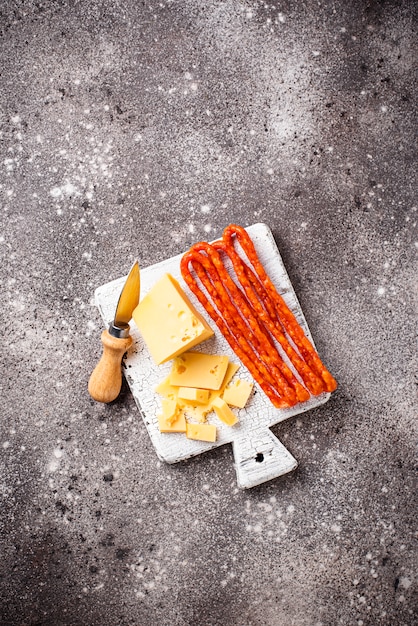 Käse- und Salamiwurst auf hölzernem Brett