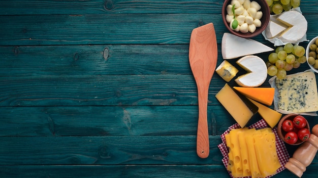 Käse und Snacks Draufsicht auf blauem Hintergrund aus Holz Freier Platz für Ihren Text