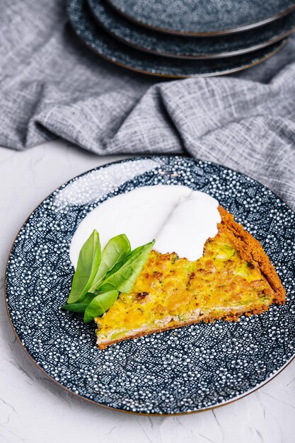 Käse- und Spinatkuchen oder Quiche-Draufsicht