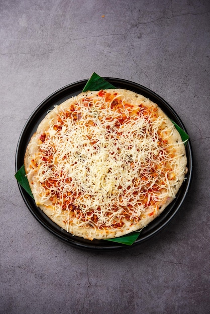 Foto käse-uttapam-pizza südindisches essen mit einem twist, serviert mit sambar und chutney