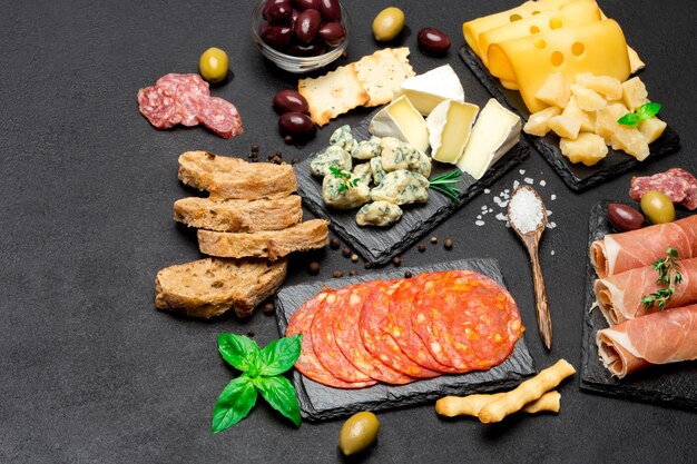 Käse, Wurst, Oliven und Parma