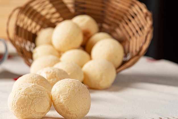 Käsebrot, Frühstückstisch in Brasilien, Käsebrot, Kaffee und Zubehör, selektiver Fokus.