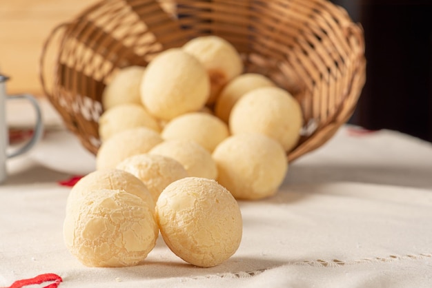 Käsebrot, Frühstückstisch in Brasilien, Käsebrot, Kaffee und Zubehör, selektiver Fokus.