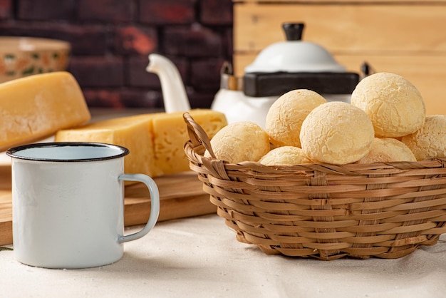 Käsebrot, Frühstückstisch in Brasilien, Käsebrot, Kaffee und Zubehör, selektiver Fokus.