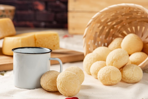 Käsebrot, Frühstückstisch in Brasilien, Käsebrot, Kaffee und Zubehör, selektiver Fokus.