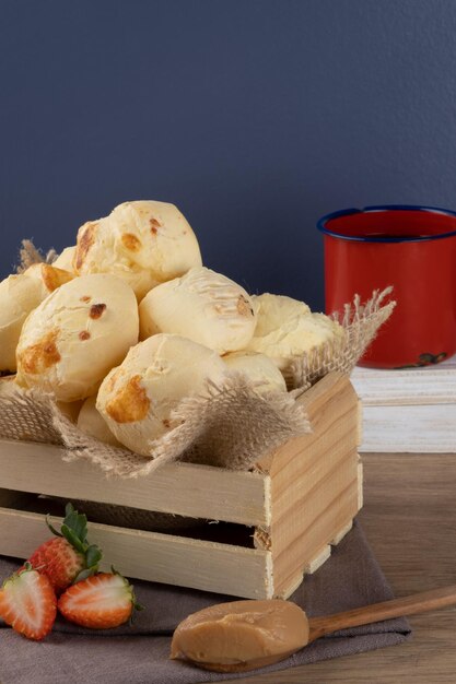 Käsebrot pao de queijo in einer Holzkiste