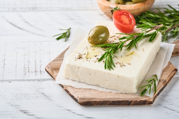 Käsefeta mit Rosmarin, Kräutern, Cherrytomaten