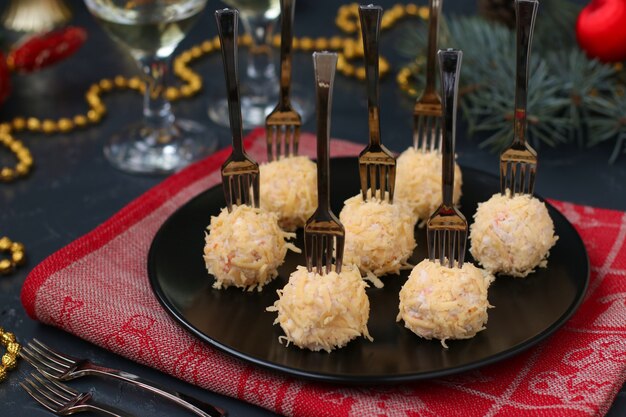 Käsekrabbenbällchen in Käsespänen - ein traditioneller Snack für Weihnachten und Neujahr